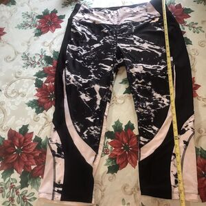 Avia Womens Capri Style‎ Leggings, Black White Yoga/Exercise/Pilates Pants - L